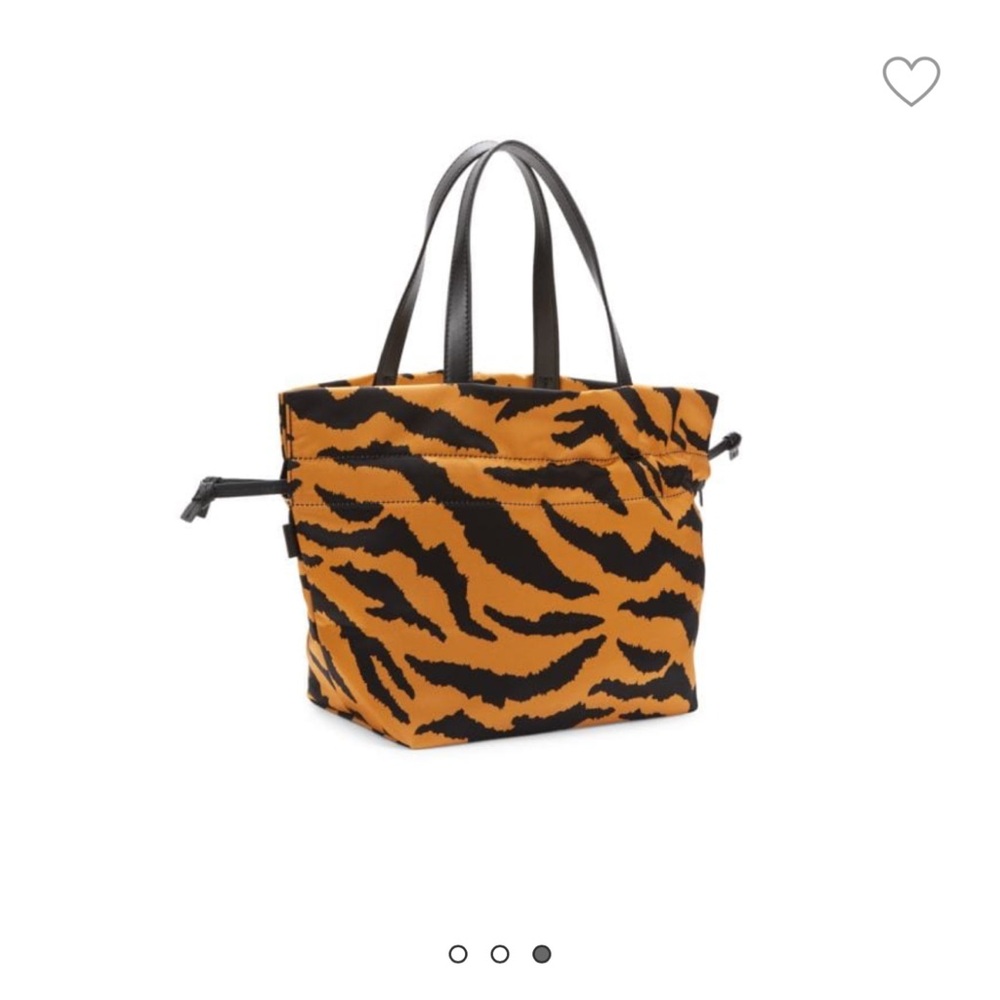 Flynn cinches tote